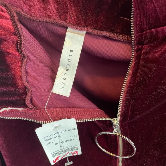 Mendocino burgundy velvet mini skirt with a loop/O-ring front zipper size Large - Picture 4 of 5